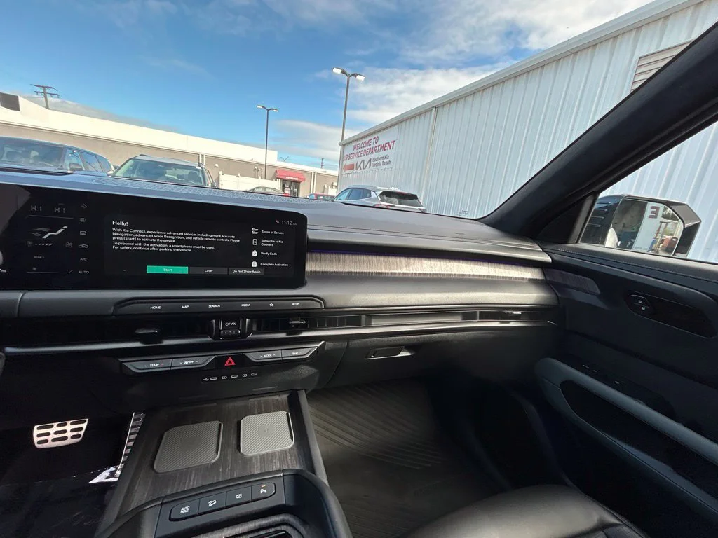 Used 2027 White Kia  image 13
