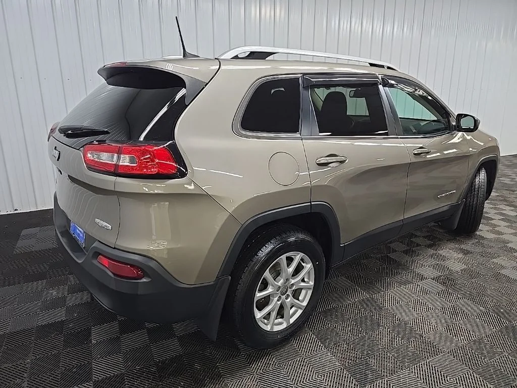 Used 2016 Beige Jeep Latitude image 10