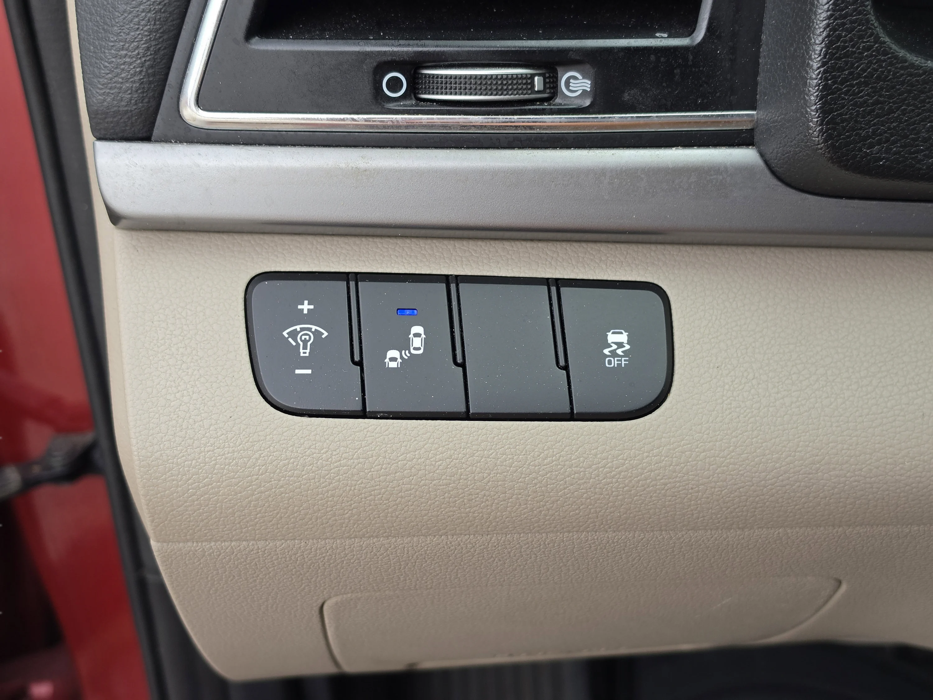 Used 2018 Scarlet Red Hyundai Value Edition image 28