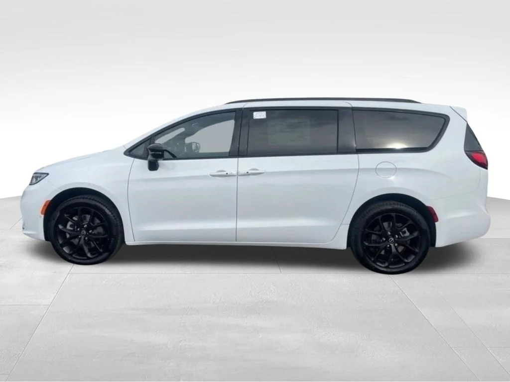New 2026 Bright White Clear-Coat Exterior Paint Chrysler Limited image 2