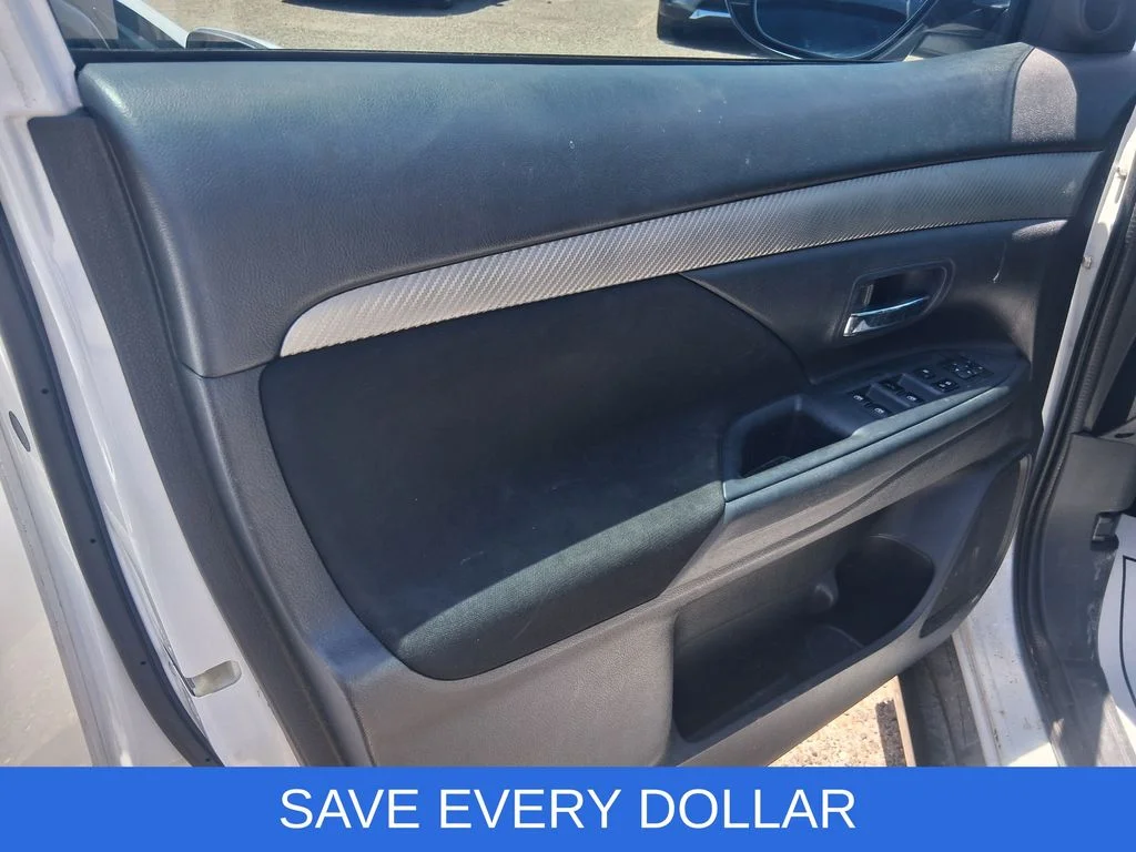 Used 2017  Mitsubishi ES image 10