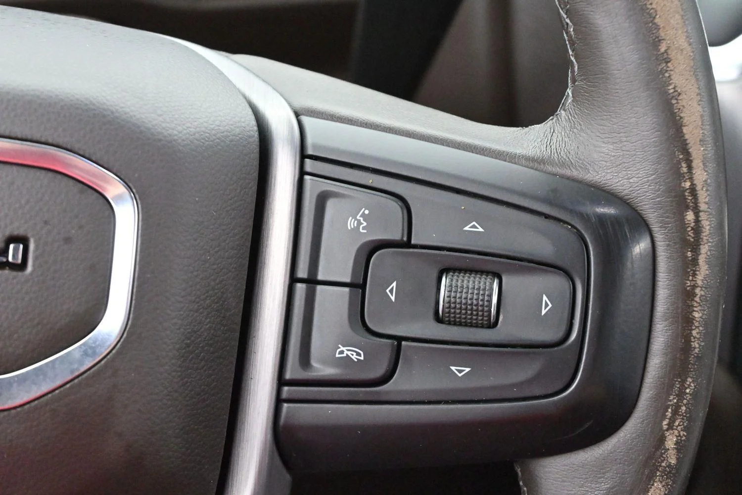 Used 2022 White Frost Tricoat GMC Denali image 27