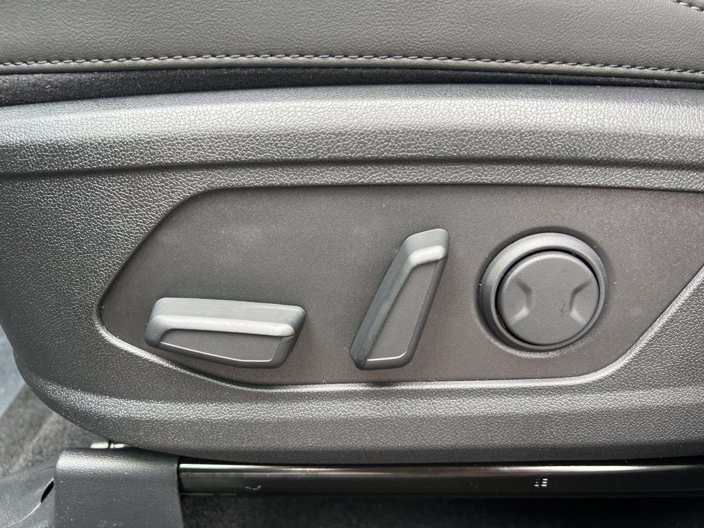 2025 Kia Sorento S - Photo 16
