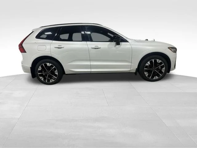New 2026 Crystal White Volvo Plus image 4