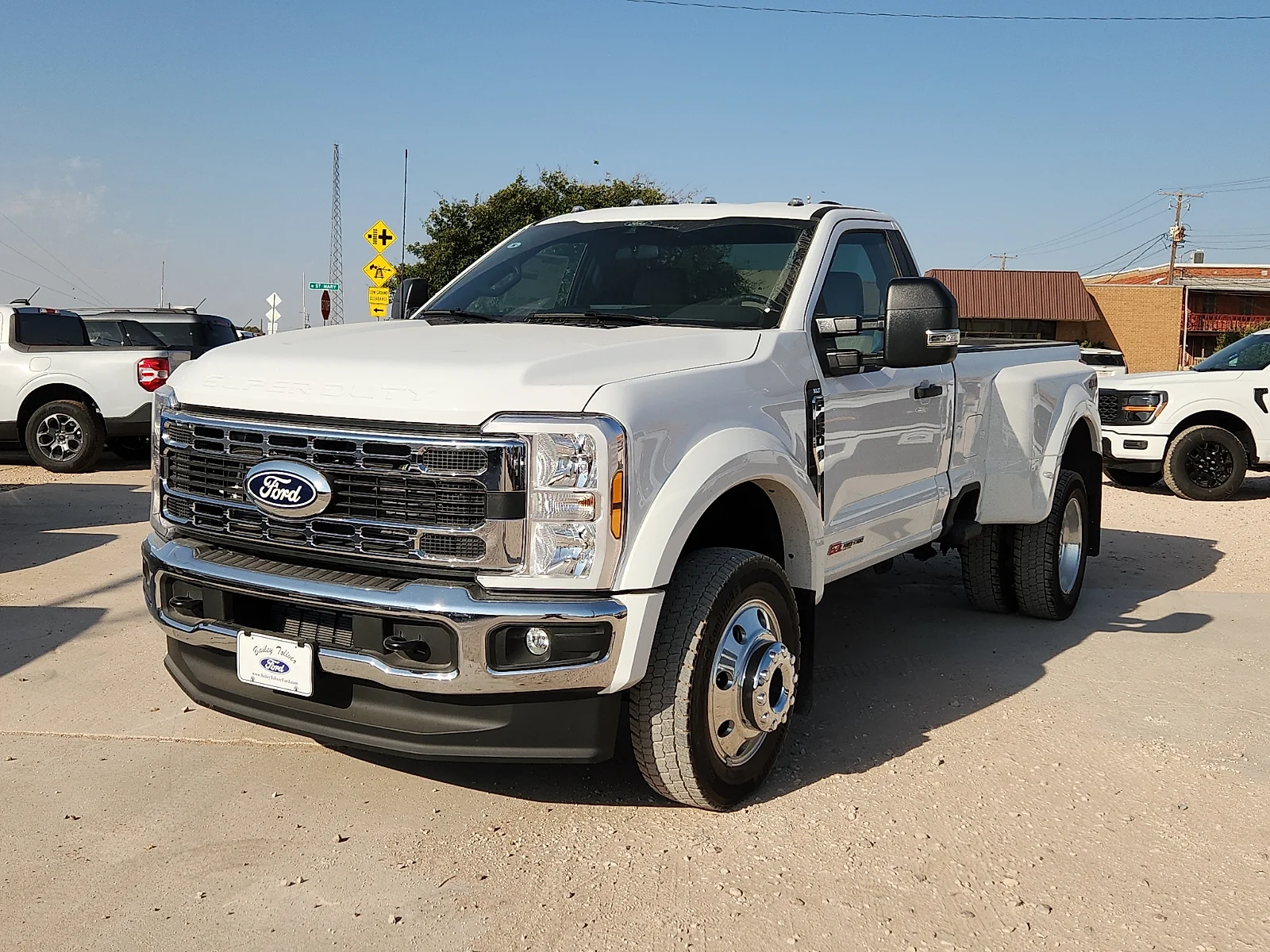 New 2027 Oxford White Ford XLT image 3
