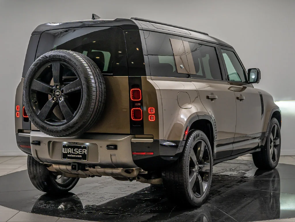 Used 2024 Gondwana Stone Metallic Land Rover X-Dynamic SE image 10