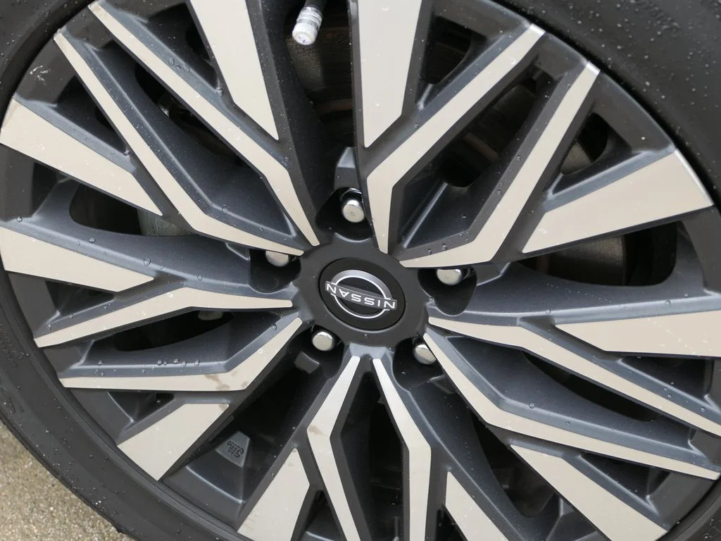 Used 2024 Super Black Nissan 2.5 SV image 6