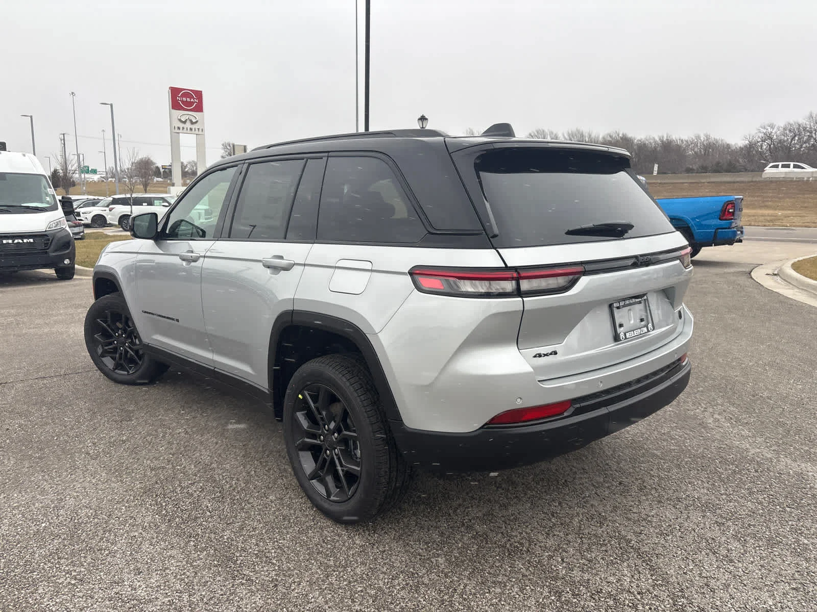 New 2025 Silver Zynith Exterior Paint Jeep Limited image 7