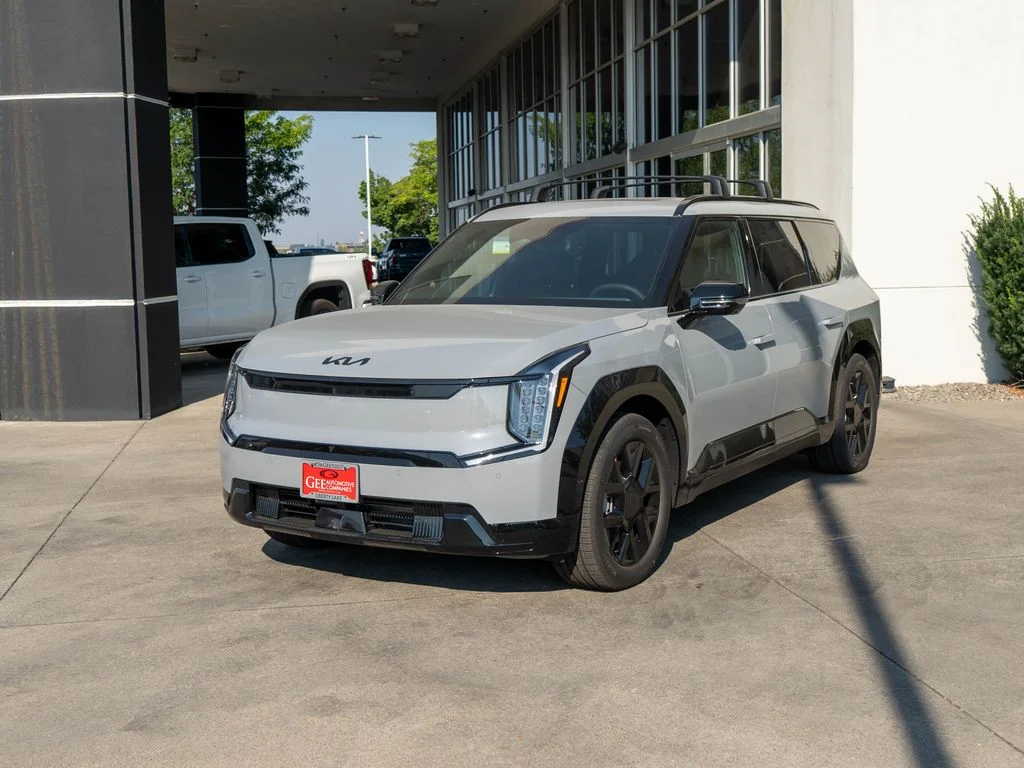 New 2026 Wolf Gray Kia Land AWD image 3