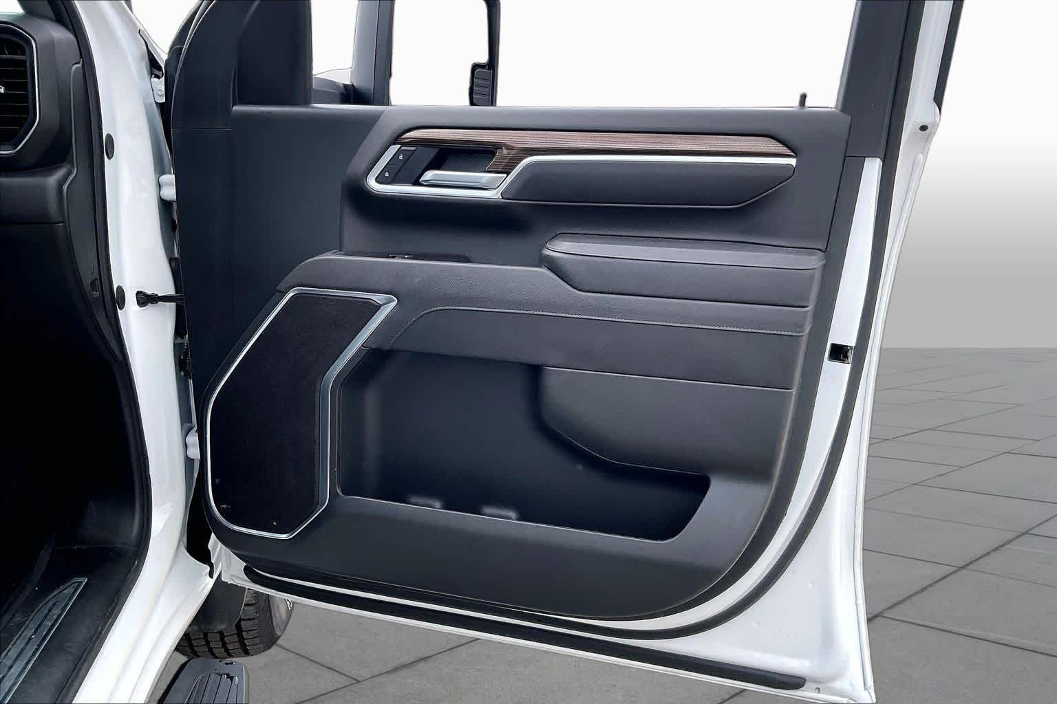 Used 2025 Summit White Chevrolet LT image 20
