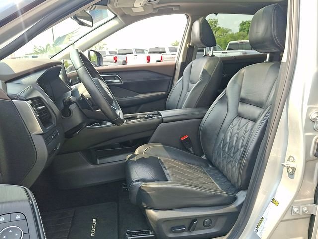 Used 2021 Silver Nissan Platinum image 26