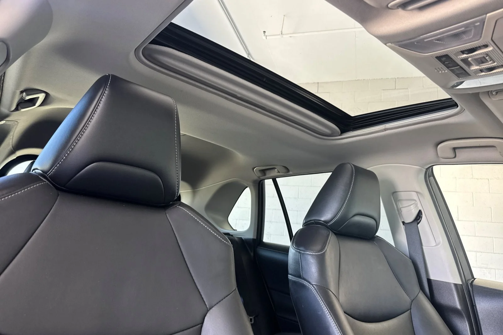 Used 2022 GRAY METALLIC Toyota Hybrid XLE Premium image 16
