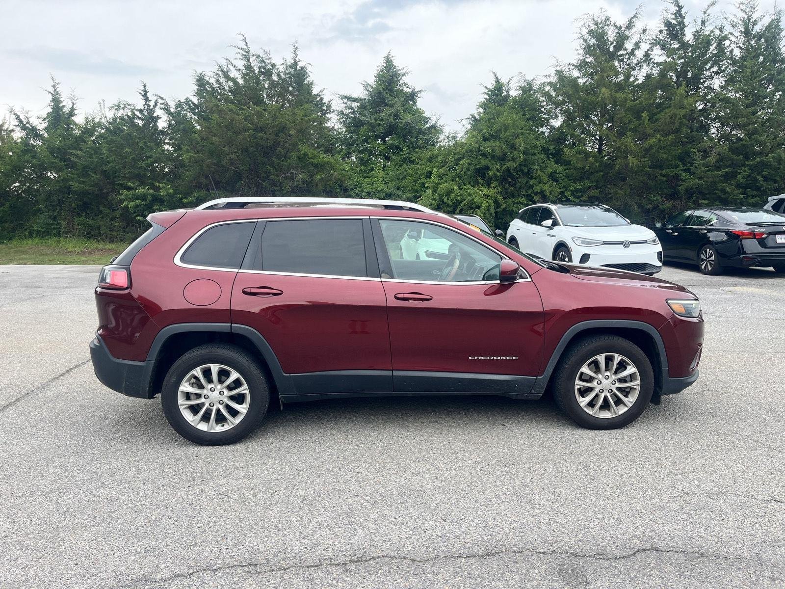 Used 2019 Velvet Red Pearlcoat Jeep Latitude image 8