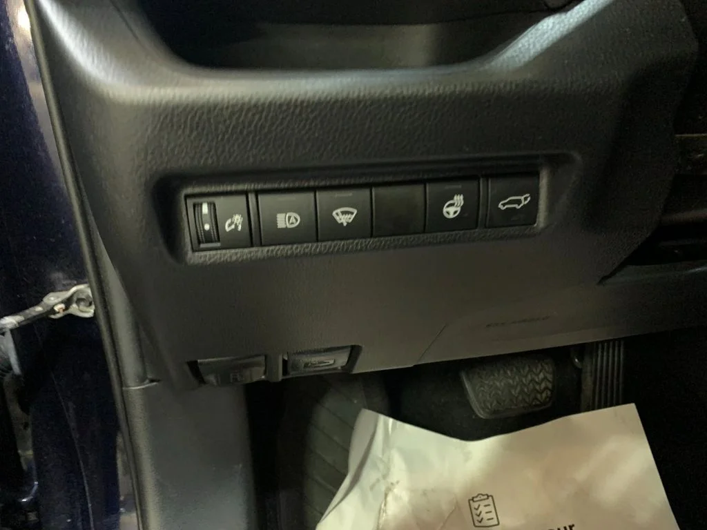 Used 2021  Toyota XLE Premium image 32
