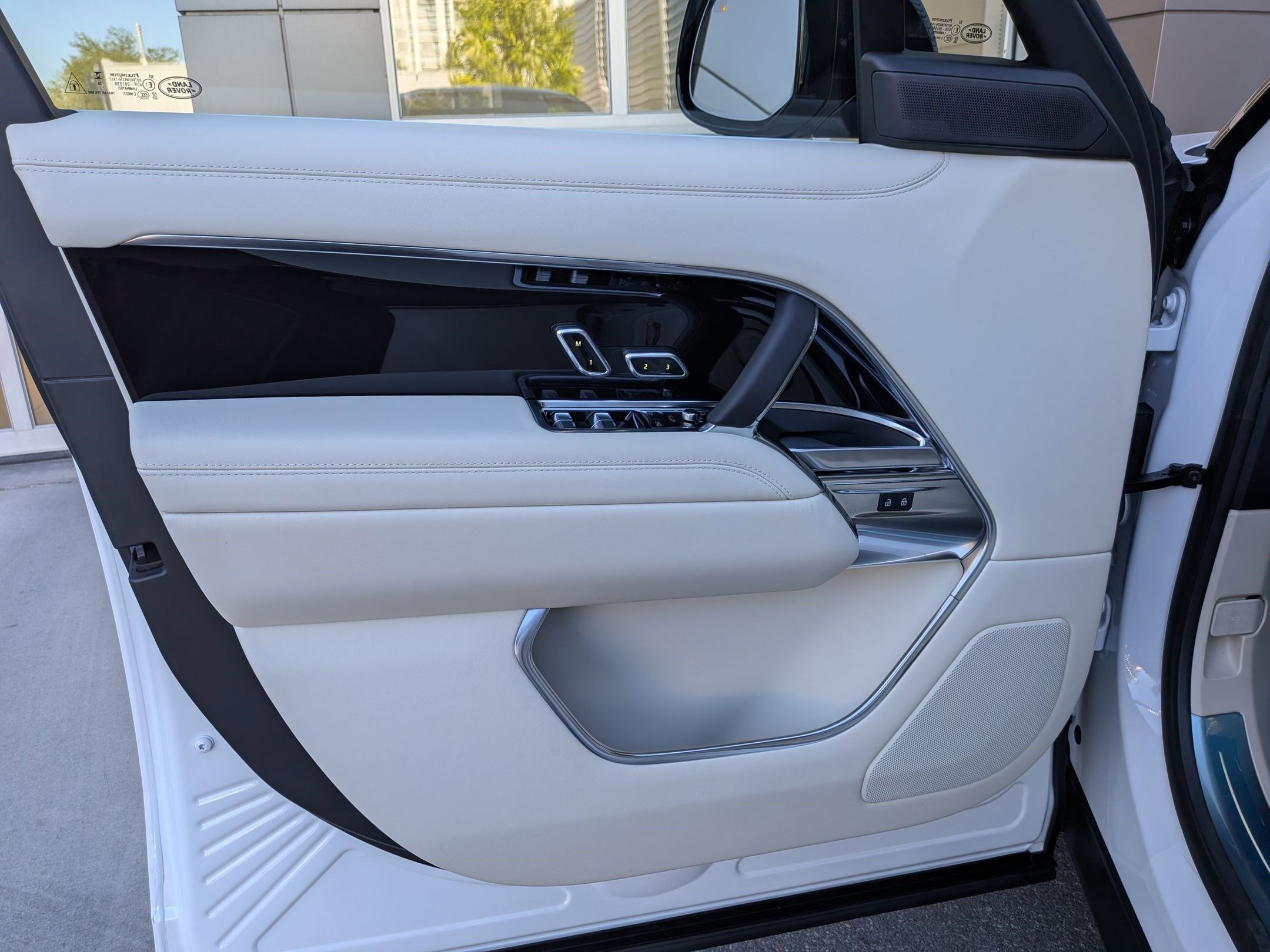 New 2026 Ostuni Pearl White Land Rover P530 SE 7 Seat image 12