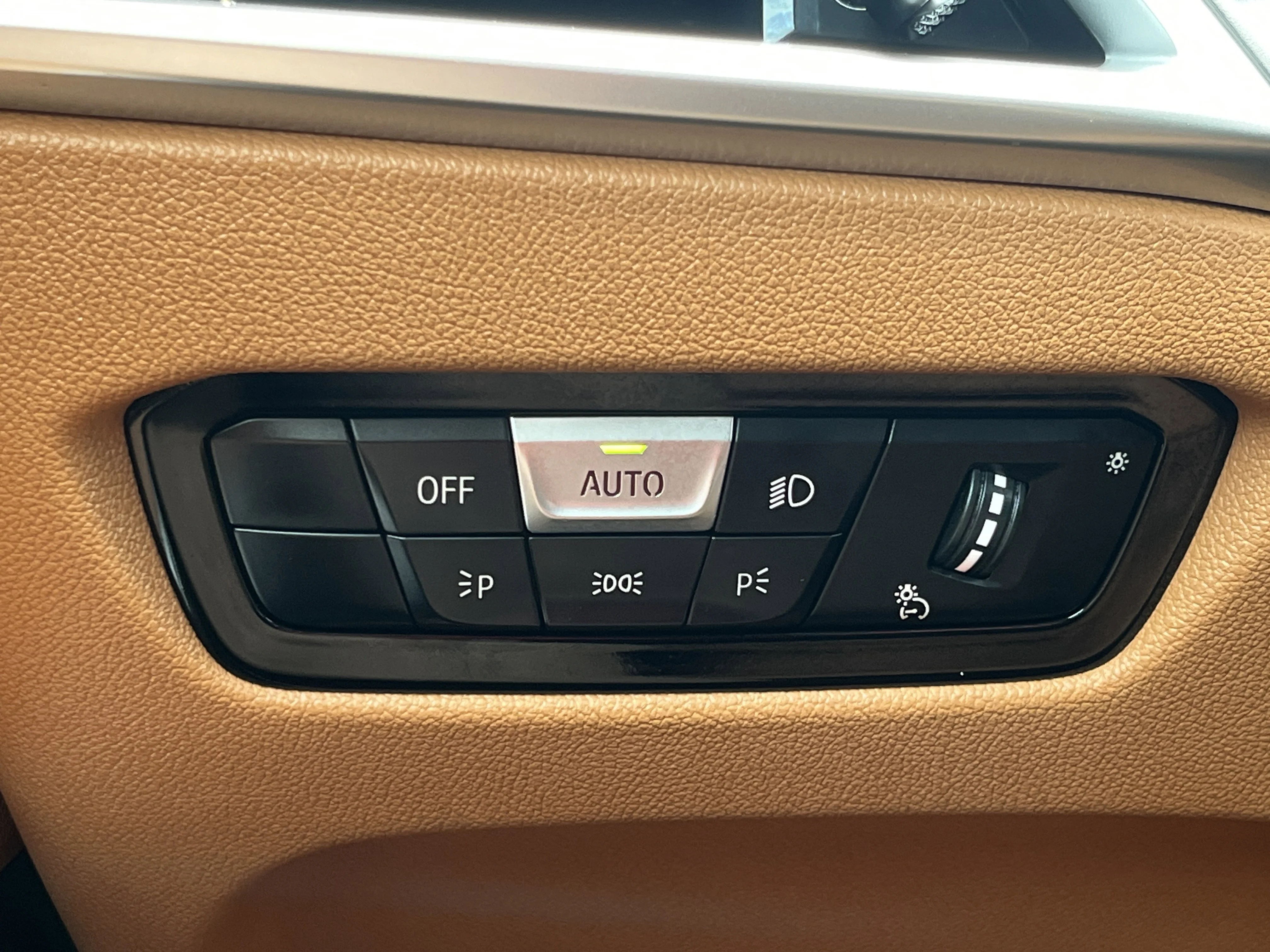 2025 BMW 3 Series 330i - Photo 14