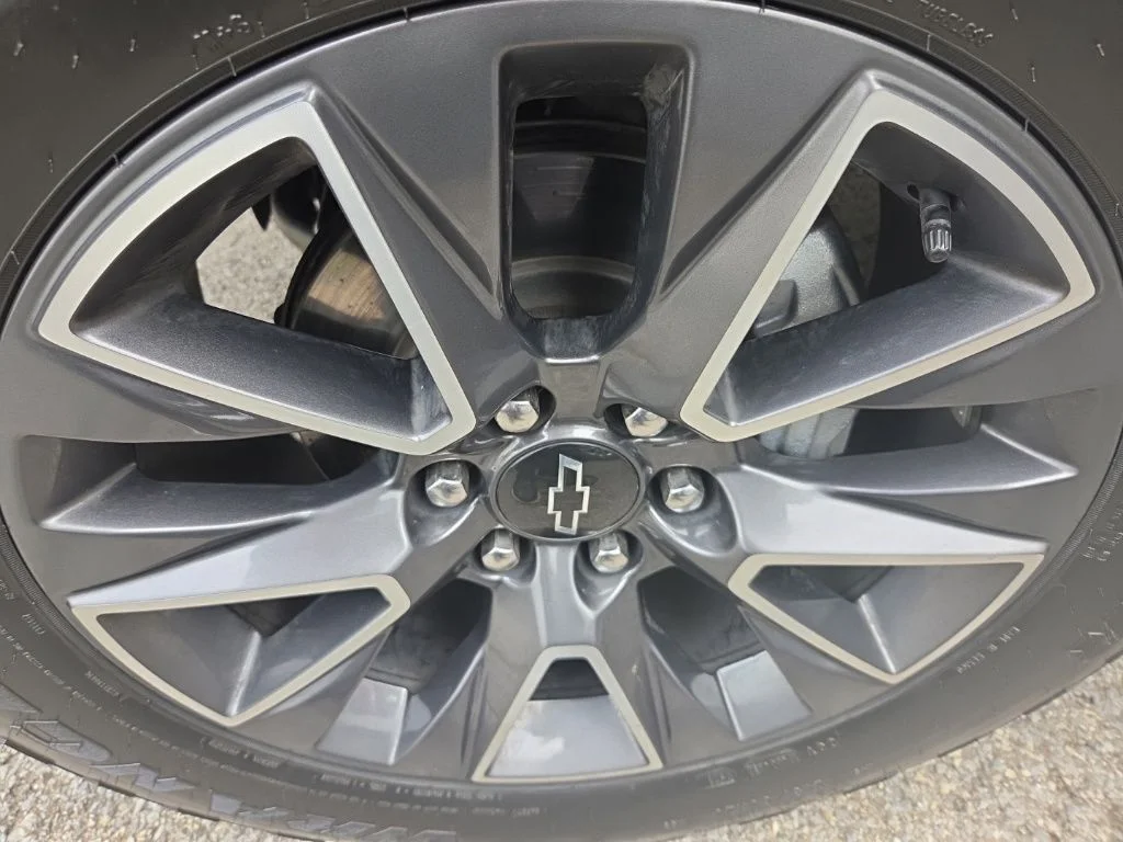 Used 2022 Gray Chevrolet Z71 image 3