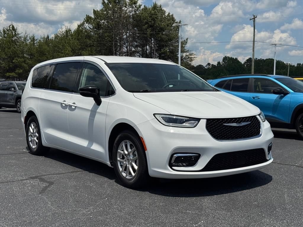 2024 Chrysler Pacifica Touring L's photo