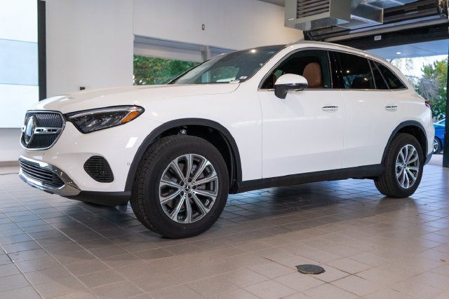New 2027 Polar White Mercedes-Benz GLC 300 image 3