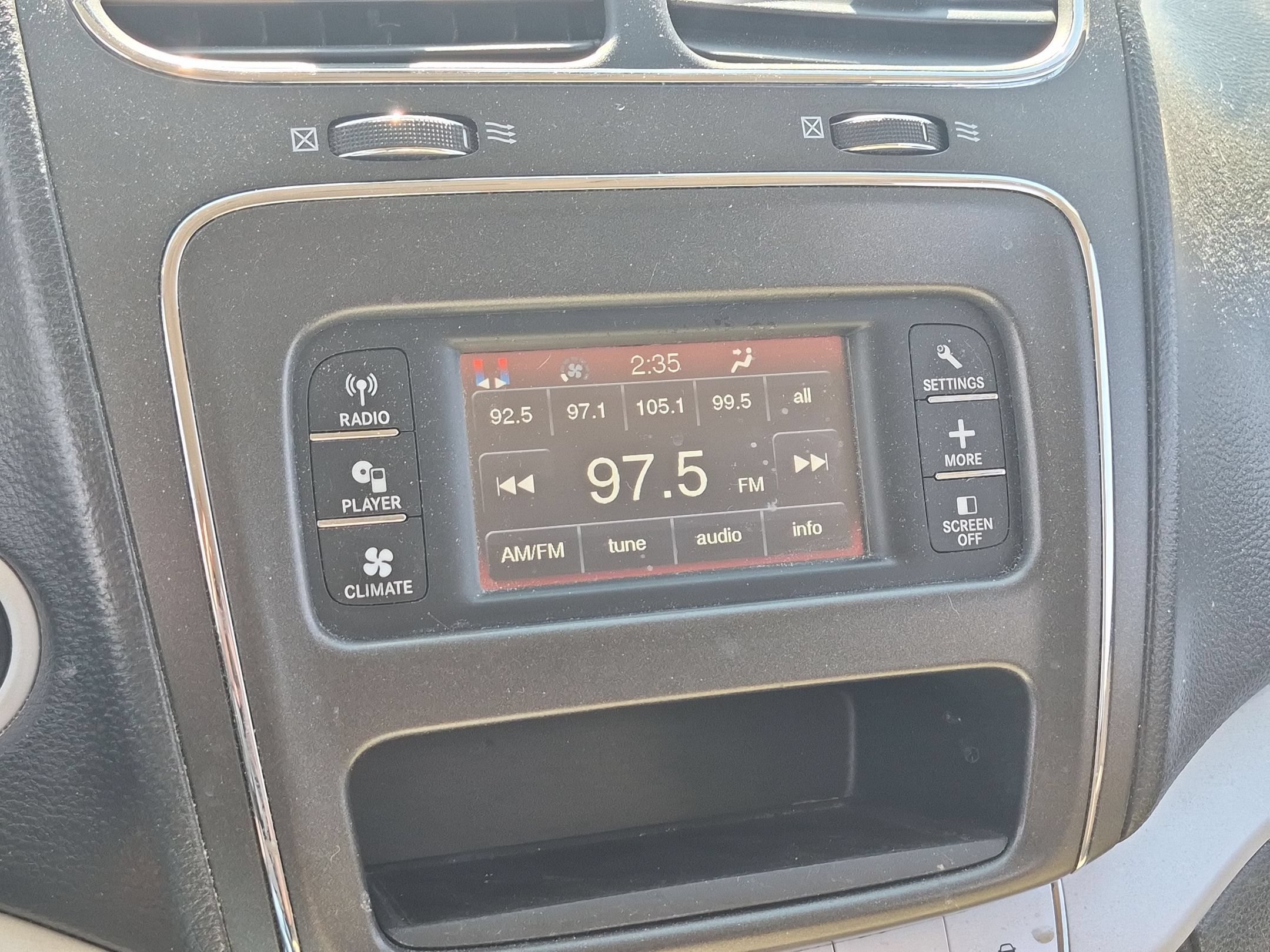 Used 2018 Granite Pearlcoat Dodge SE image 21