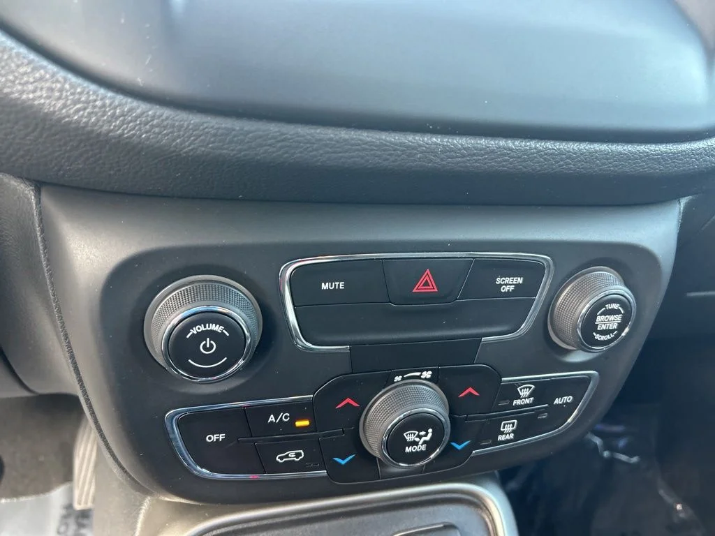 Used 2019 Gray Jeep Latitude image 37
