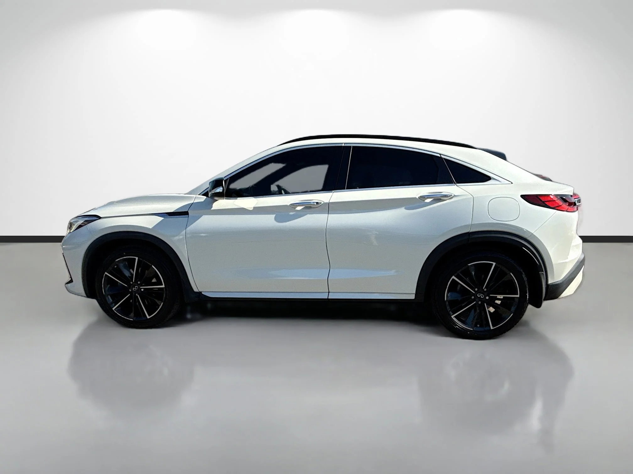 Used 2022 Majestic White INFINITI LUXE image 6