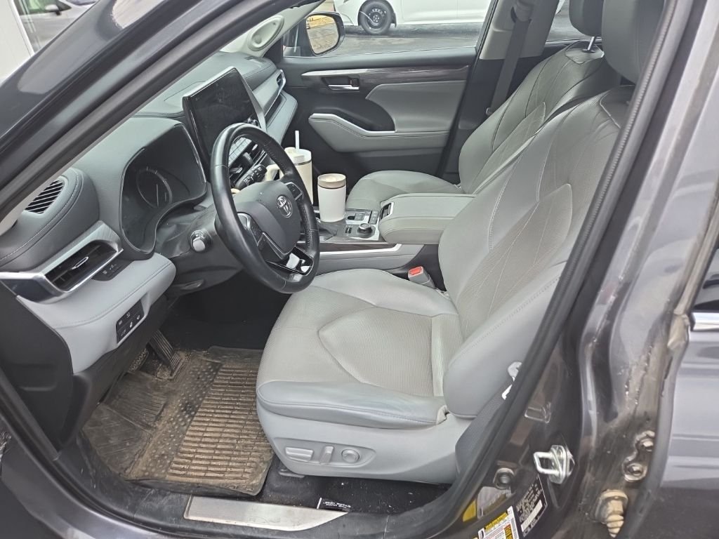 Used 2021 Gray Toyota Platinum image 5