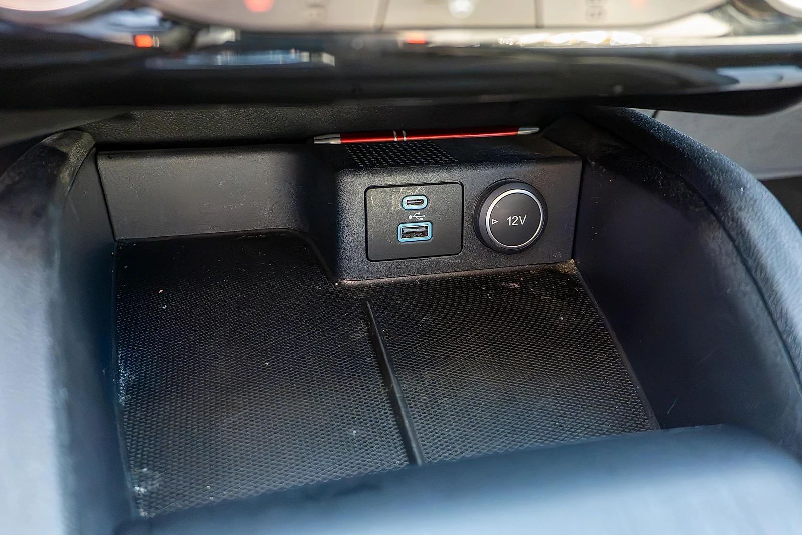 Used 2021 Oxford White Ford SE image 25