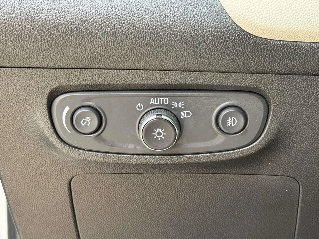 Used 2020 White Frost Buick Essence image 28