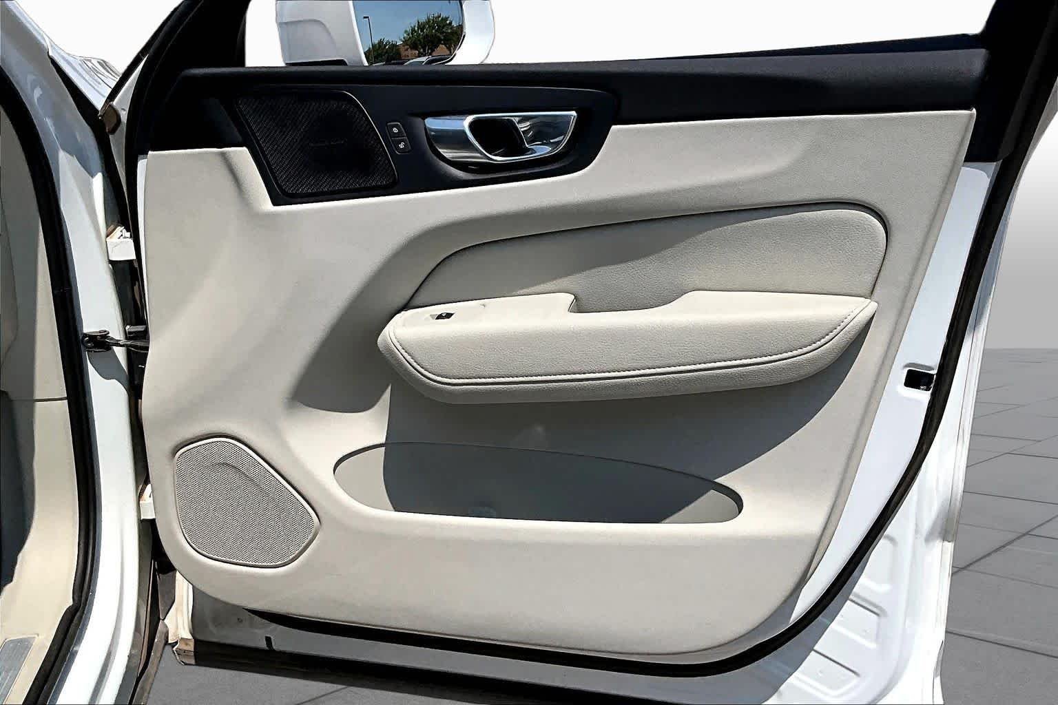 Used 2022  Volvo Momentum image 23