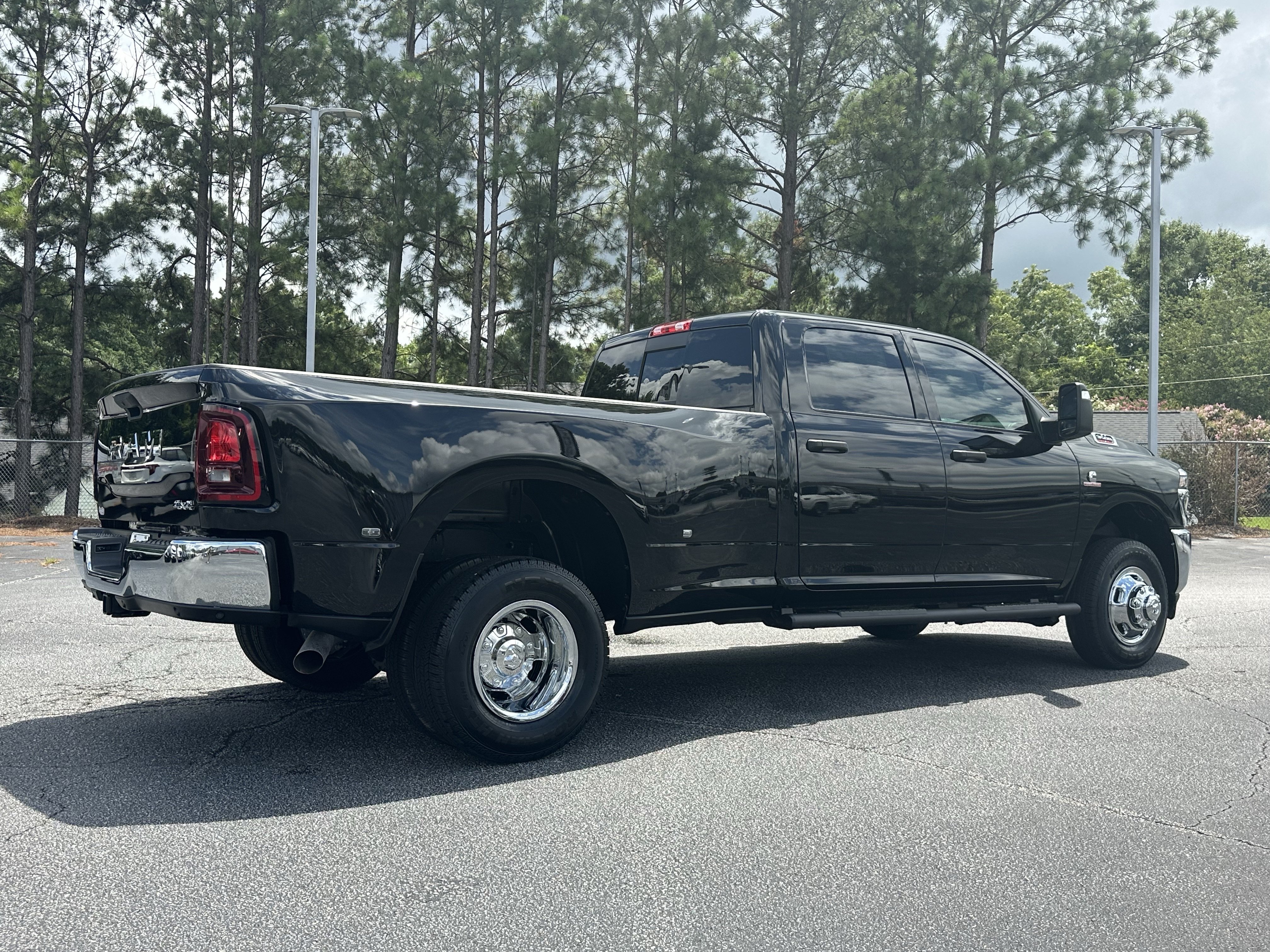 New 2026 Diamond Black Crystal Pearl-Coat Exterior Paint RAM Tradesman image 8