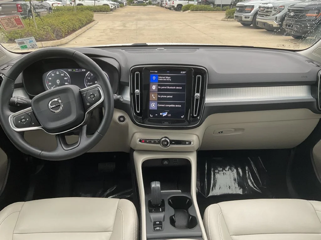 Used 2020 White Volvo Momentum image 23