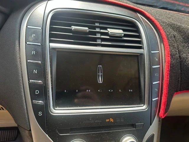 Used 2017 Burgundy Lincoln Reserve image 12