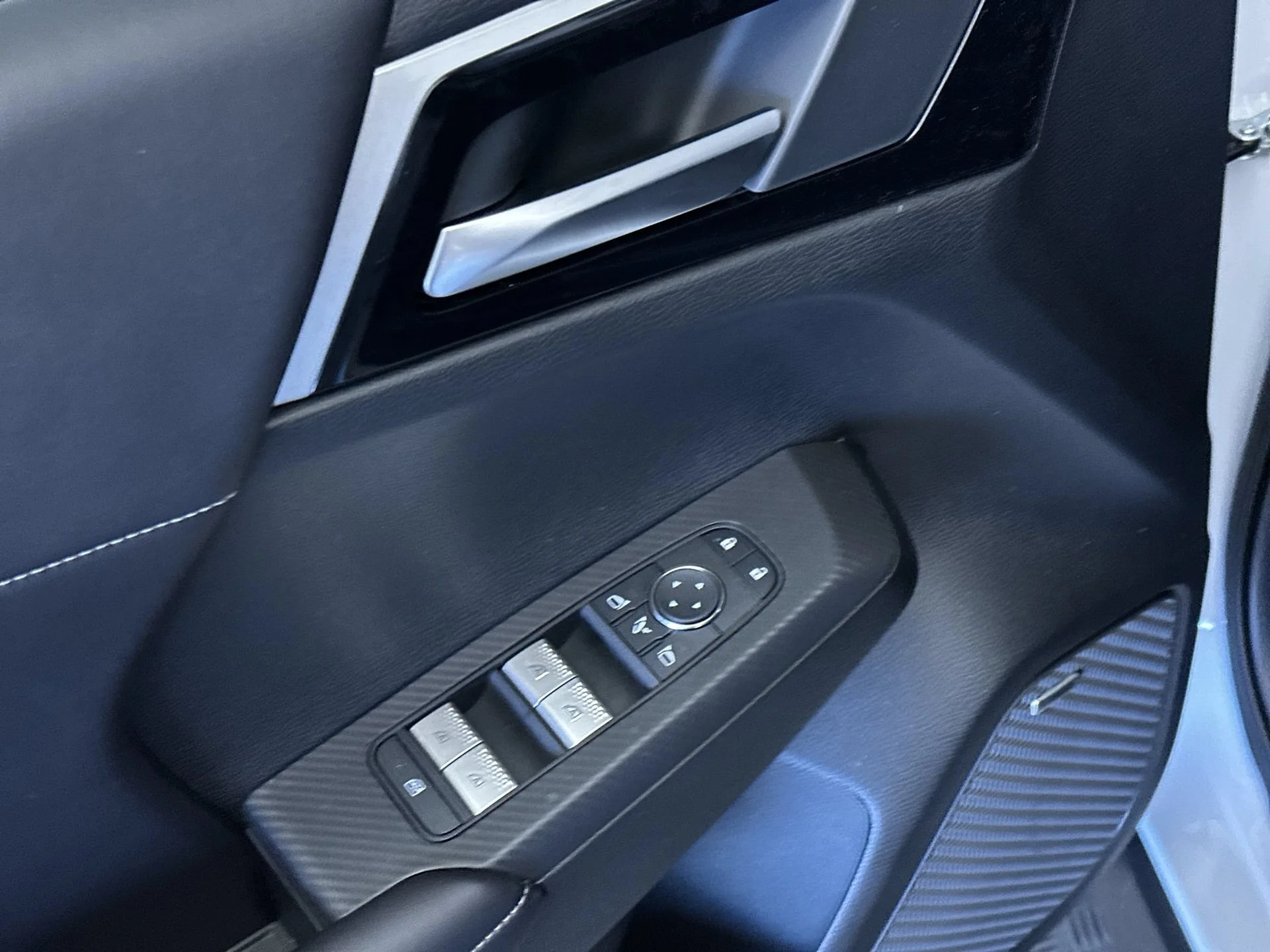 New 2026 White Diamond/Black Roof Mitsubishi Trail Edition image 15