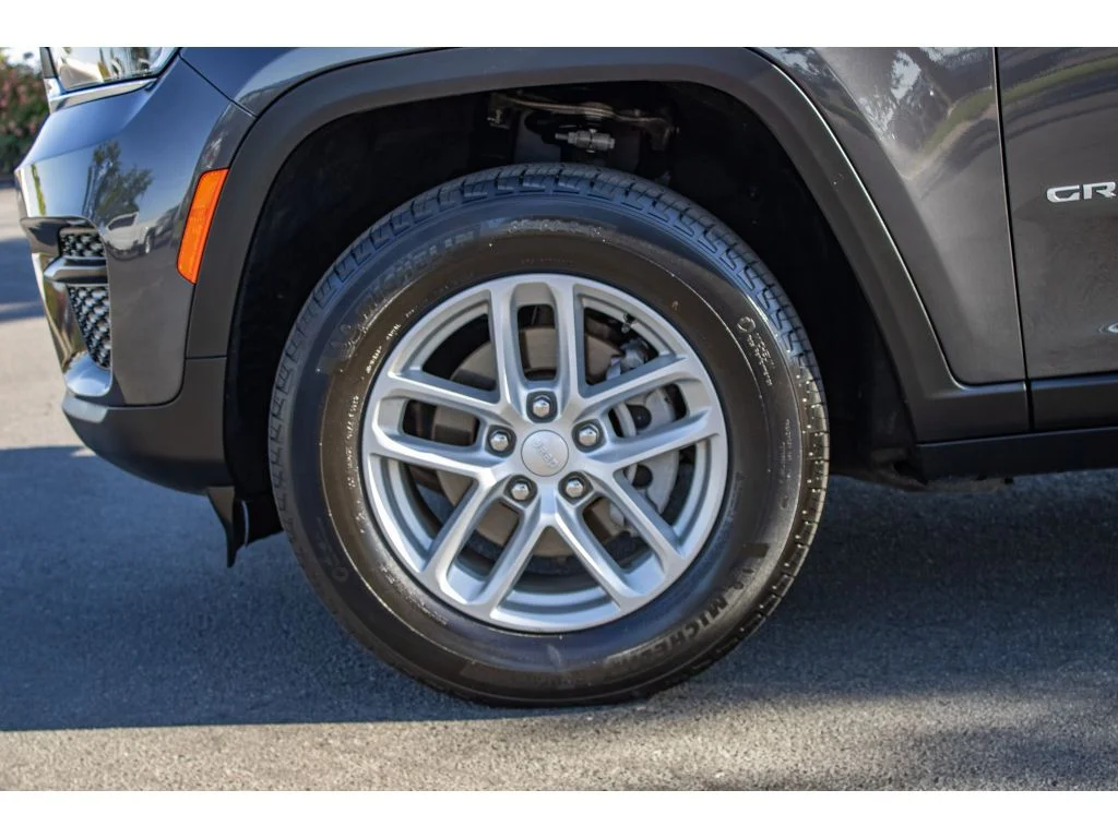 Used 2024 Baltic Gray Metallic Clearcoat Jeep Laredo X image 5