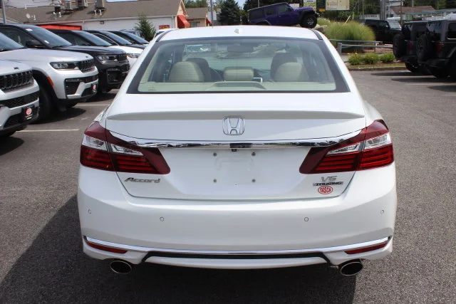 Used 2017 White Honda Touring image 28