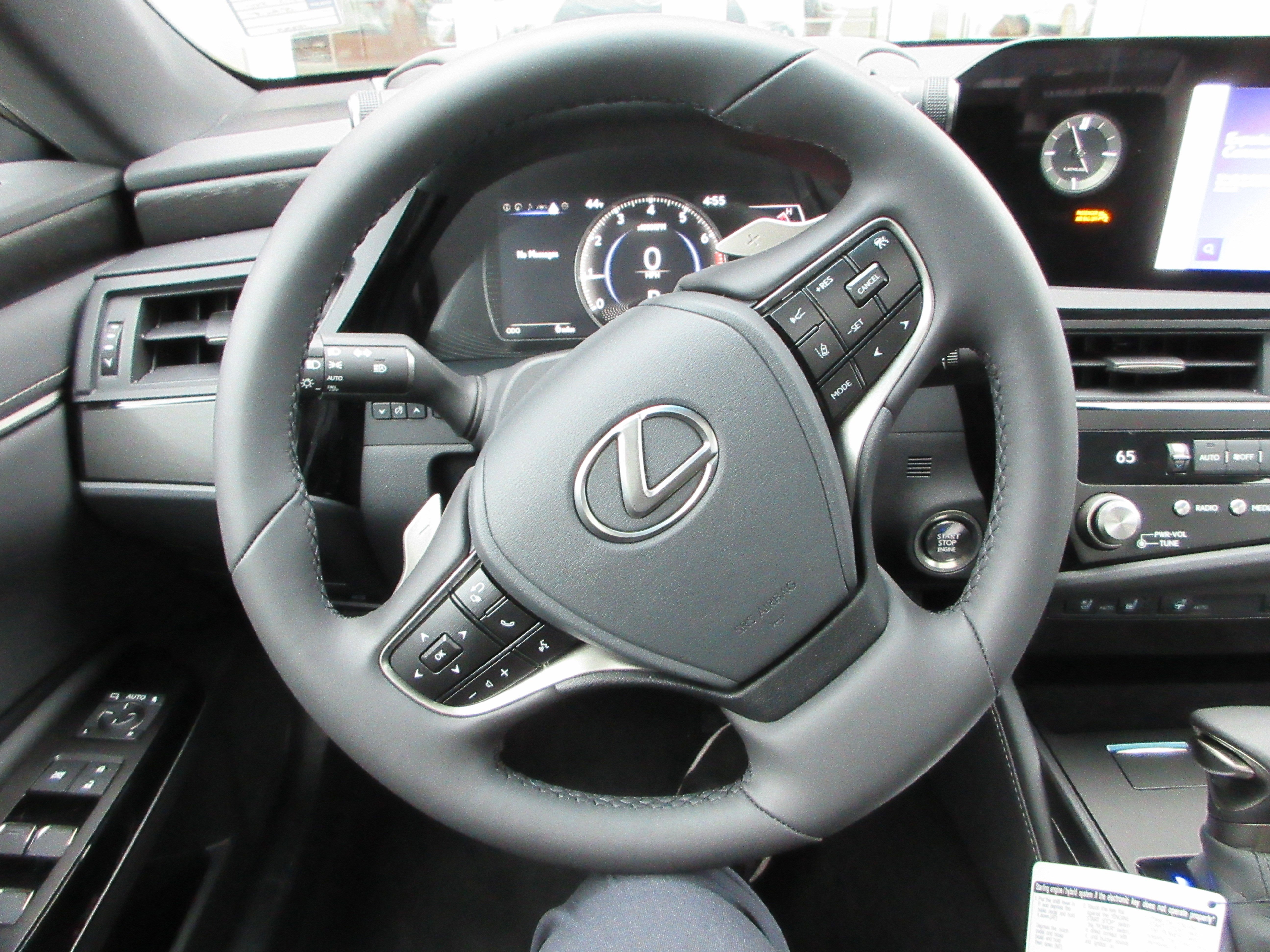 2025 Lexus ES 350 - Photo 31