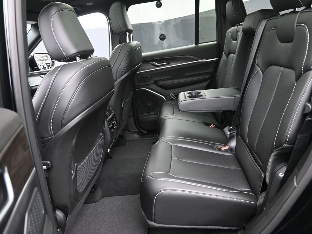 New 2026 Diamond Black Crystal Pearl-Coat Exterior Paint Jeep Limited image 15