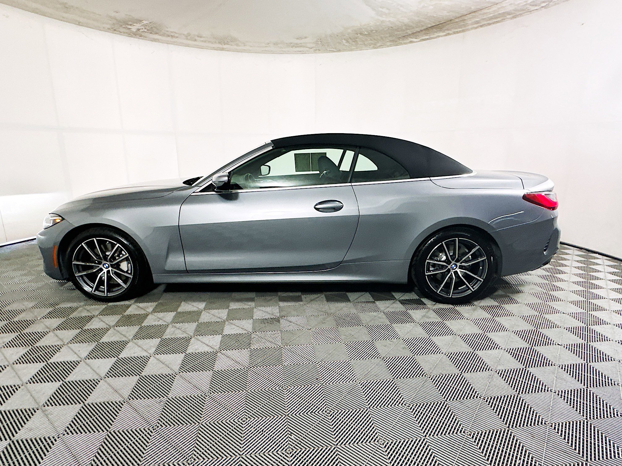 2025 BMW 4 thumbnail 8