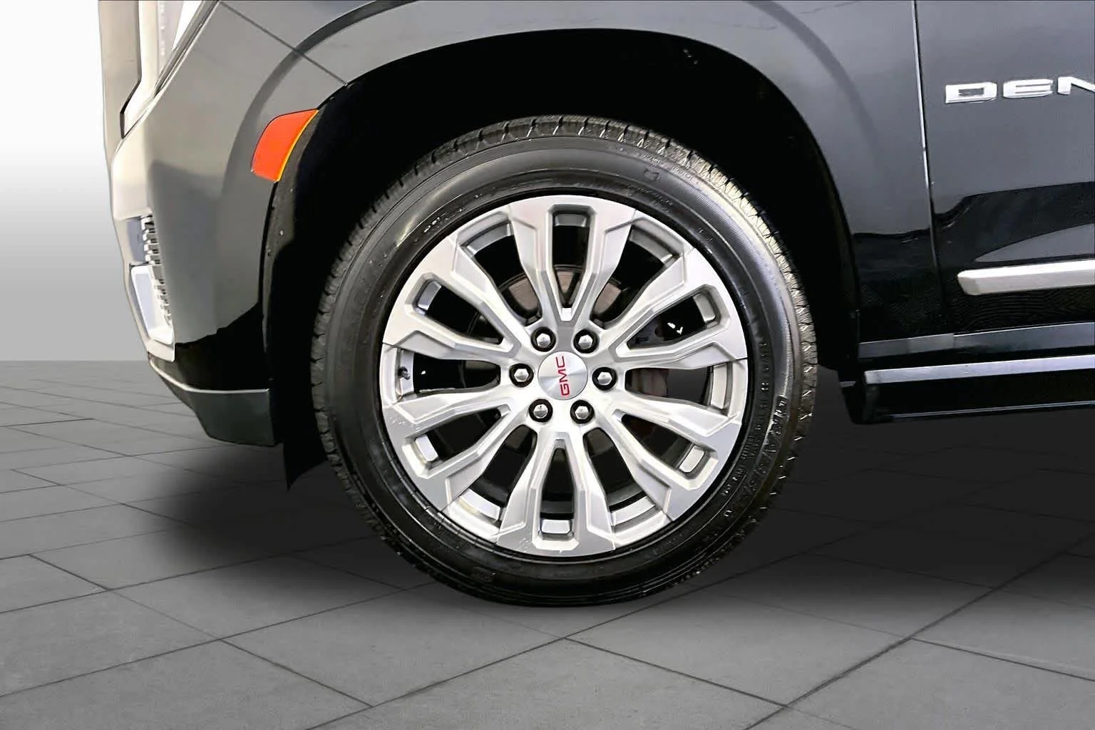 Used 2023 Onyx Black GMC Denali image 21
