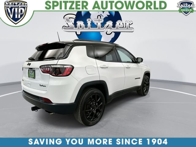 Used 2022 White Jeep Latitude image 9
