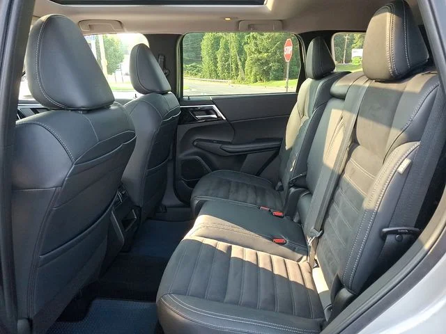 Used 2022  Mitsubishi  image 10