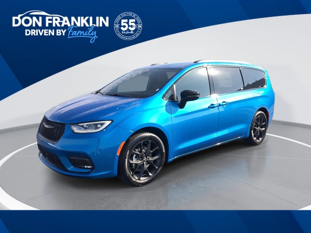 2026 Chrysler Pacifica Select's photo