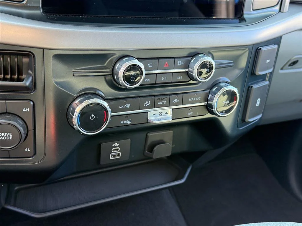 Used 2025 Blue Ford XLT image 23