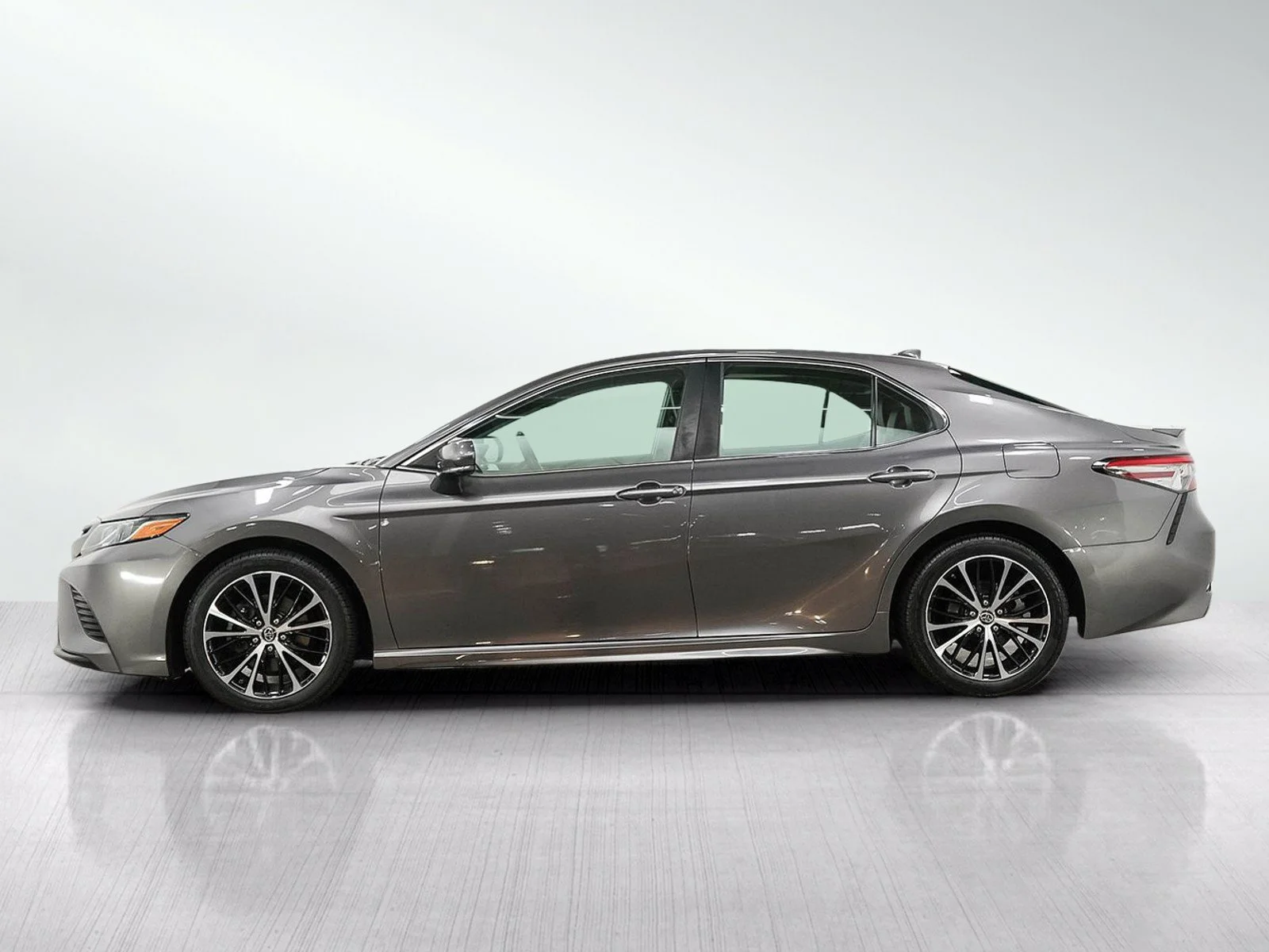 Used 2019 Toyota Camry SE with VIN 4T1B11HK4KU703674 for sale in Burnsville, Minnesota