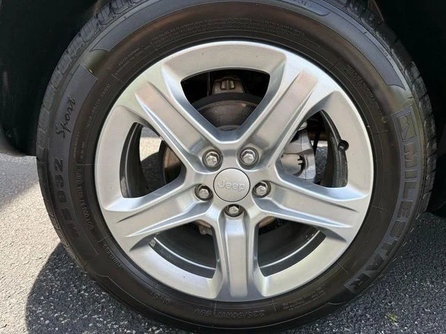 Used 2024  Jeep Latitude image 31