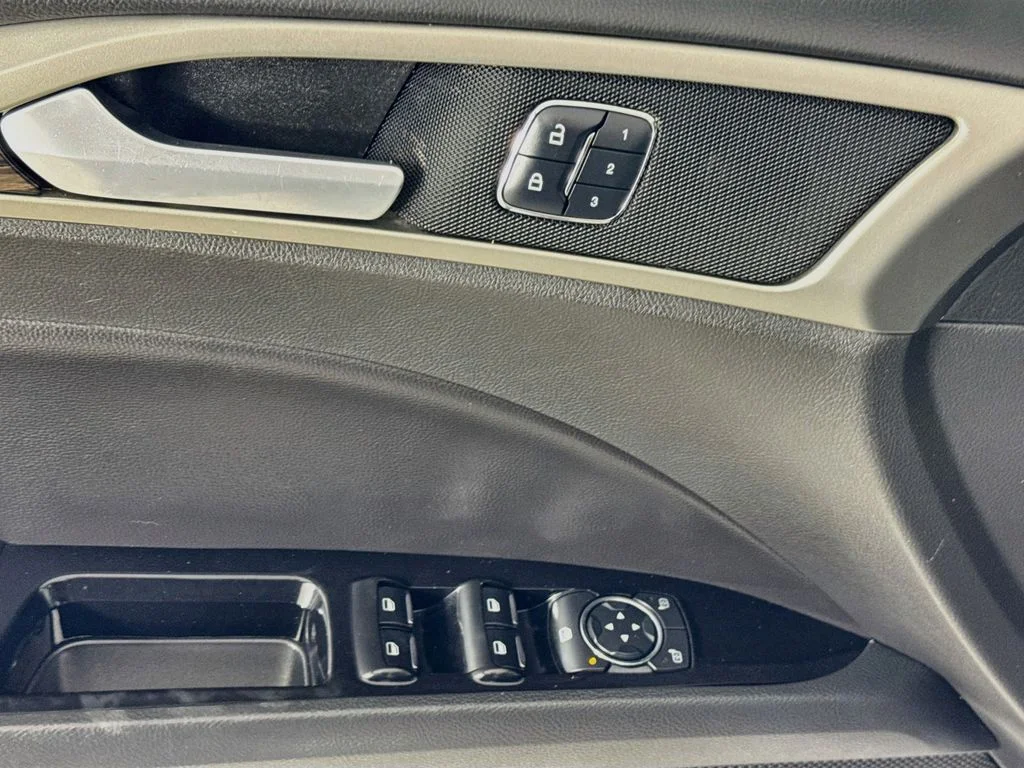 Used 2016 White Platinum Clearcoat Metallic Ford SE image 22