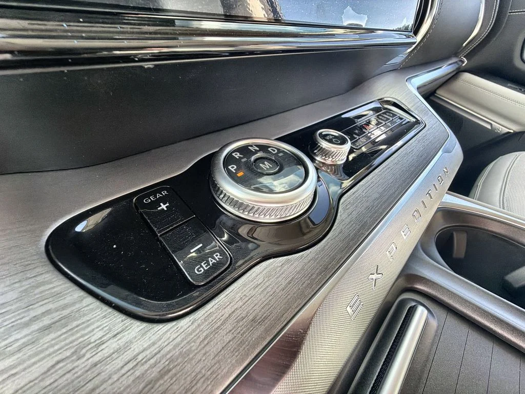 New 2026 Star White Metallic Tri-Coat Ford MAX Platinum® image 32