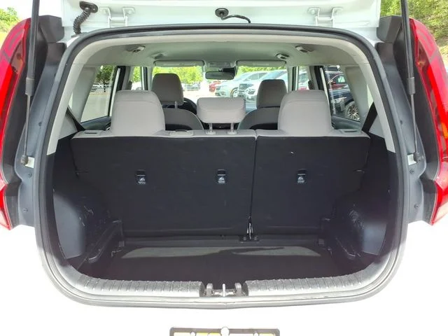 Used 2022 White Kia LX image 9