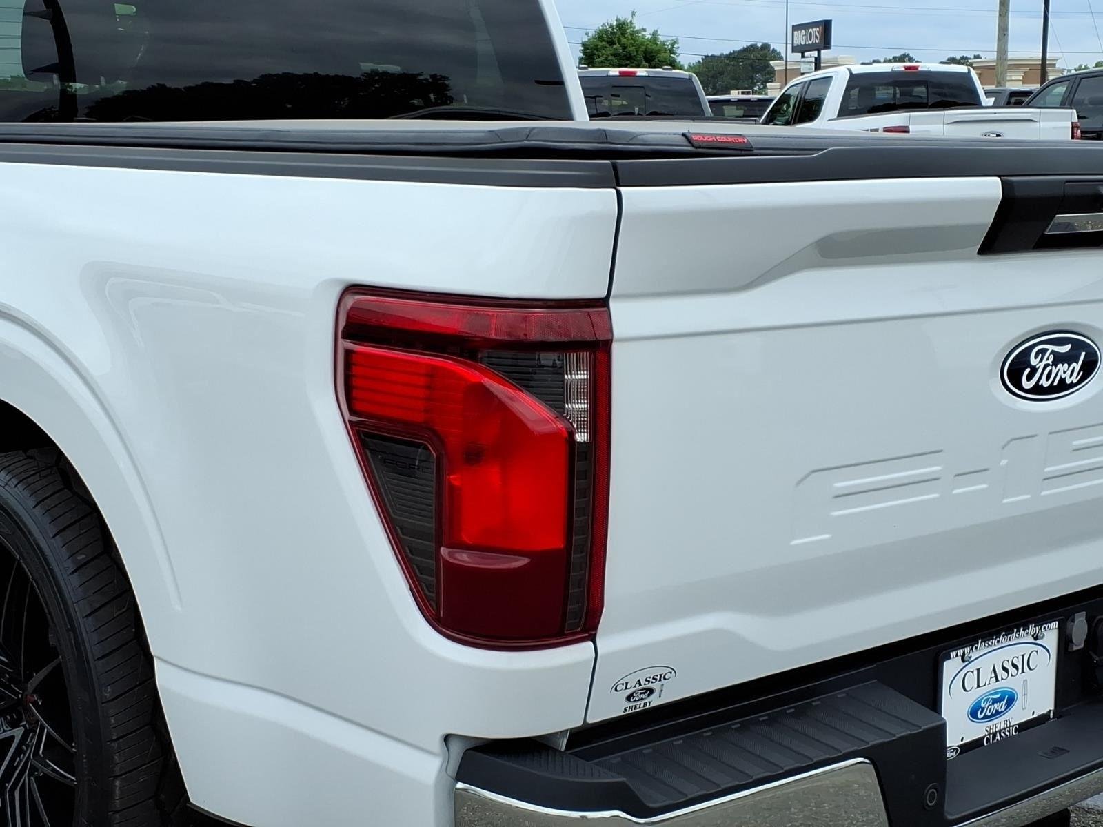 New 2024 Oxford White Ford XLT image 17